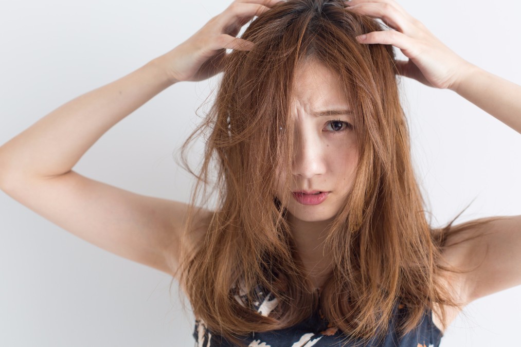 【頭から放電】髪が静電気で広がる3つの原因と抑える対策法