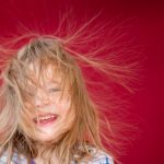 【頭から放電】髪が静電気で広がる3つの原因と抑える対策法